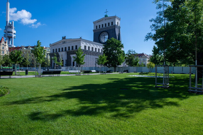 Cesty po obou stranách kostela umožňují
přístup k jeho bočním vchodům.