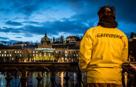 Vzkaz požadující, aby Česko přijalo plán na uhlíkovou neutralitu v Evropské unii do roku 2050, včera promítli aktivisté z hnutí Greenpeace na budovu vlády.