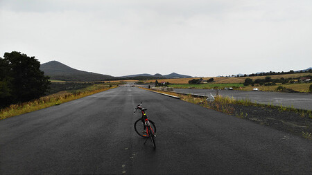 Stavbu posledního úseku D8 přes České středohoří provází řada dlouhodobých sporů. Děti Země a další organizace podaly v součtu 27 žalob, se 14 uspěly. Na stavbu jako takovou to ale vliv nemělo. Podle Patrika páteční rozhodnutí soudu ukázalo, že ekologické organizace jsou v řízeních o velkých stavbách důležité. / Ilustrační foto dálnice D8