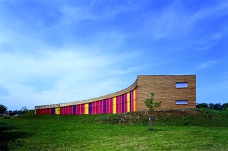 Sluňákov - nízkoenergetický dům ve tvaru vlny plynule zapadající do terénu získal četná ocenění.