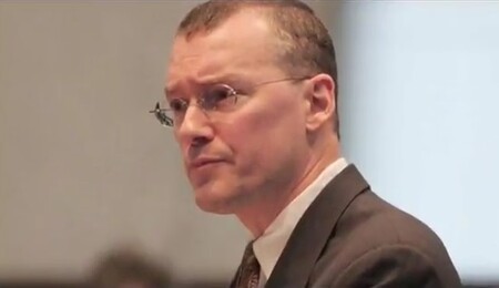 Americký advokát David Buckel (na obrázku) spáchal v USA sebevraždu upálením. Podle agentury AP byla sebevražda protestem proti fosilním palivům, proti nimž Buckel dlouhodobě vystupoval a varoval před ekologickými důsledky jejich používání.