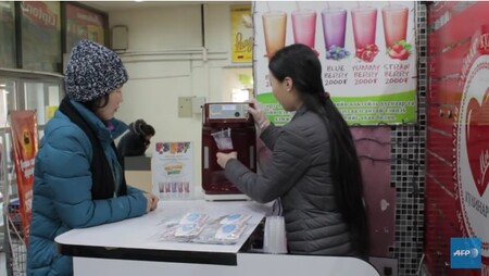 Kyslíkové koktejly (na obrázku) jsou mongolským lékem proti znečištění. Očistné čaje, které mají ulevit plícím, a kyslíkové koktejly: v Ulánbátaru, nejchladnější a nejvíce znečištěné metropoli na světě skrývající se pod šedohnědým příkrovem, kvete výnosný byznys slibující Mongolům ochranu před účinky smogu na jejich zdraví.