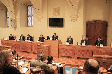 Panel zleva - Vojtěch Kotecký (Glopolis), Aleš Kendík (MZe), Petr Drulák (MZ), Zděnek Škromach (Senát), Robert Břešťan (moderátor), Robin Bömish (PČR), Bedřich Moldan (COŽP) a Pavel Zámyslický (MŽP).