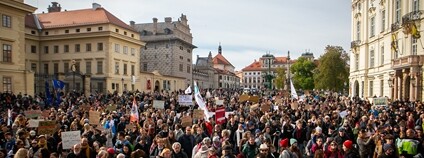 Demonstrace ekologických organizací Hradčanské náměstí proti obsazení MŽP Motoristy Foto: Re-set