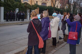 Demonstranti na jednom chodníku, policie chránící jihokorejské velvyslanectví na druhém