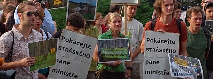 Demonstrace za odvolání ředitele parku Šumava Jana Stráského. Foto: Hugo CHarvát/Ekolist.cz