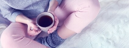 Žena v teplém oblečení pije čaj Foto: Depositphotos