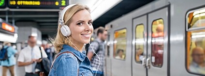 Mladá žena čekající na metro Foto: Depositphotos