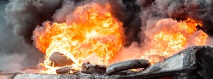 Hořící pneumatiky Foto: Depositphotos