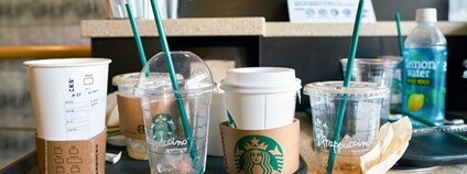 Jednorázové nádobí ve Starbucks Coffee Foto: Depositphotos Jednorázové nádobí ve Starbucks Coffee Foto: Depositphotos