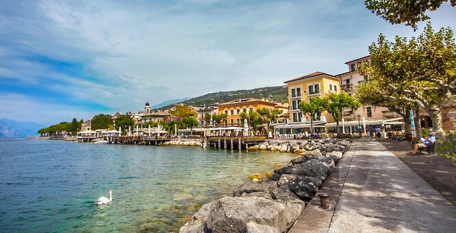 Město Torri del Benaco u Lago di Garda.