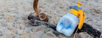 Odpadky na pláži Foto: Depositphotos