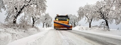 Rolba na zasněžené silnice Foto: Depositphotos