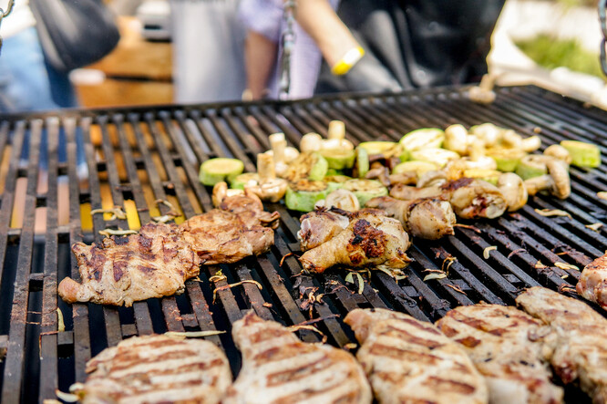 Mediální hvězdou se stala odhmyzovací firma, která si vydobyla pozornost nápaditou reklamní kampaní a hesly jako „Přestaňte se plácat po obličeji“ a „Venku už je zase zábava“.