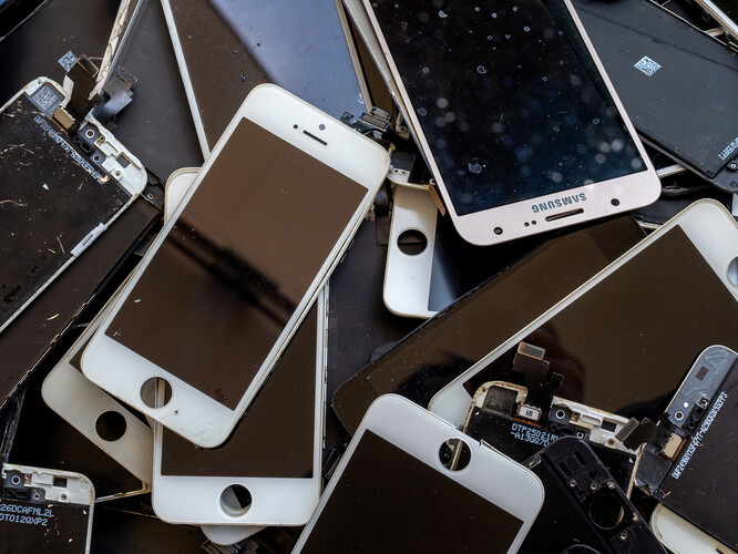 Jeden průměrný iPhone v sobě nese okolo 0,034 gramů zlata a 0,34 gramů stříbra. Není to mnoho, ale roznásobeno pěti miliardami je to už o něčem jiném.