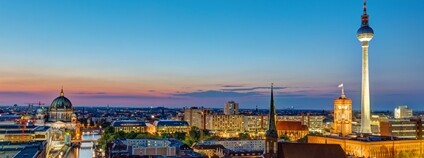 Centrum Berlína v noci s televizní věží, katedrálou a radnicí Foto: Depositphotos
