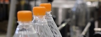 Plnění pet lahve vodou Foto: Depositphotos