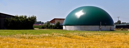 Bioplynka u kukuřičného pole Foto: Depositphotos