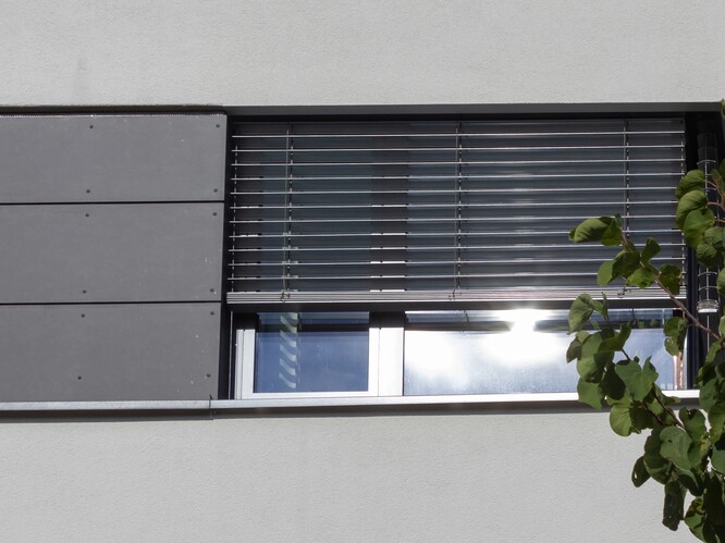 Zřizovatelé škol postupně modernizují školní budovy a instalují stínicí techniku.