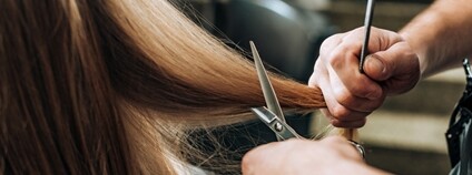 Stříhání vlasů Foto: Depositphotos