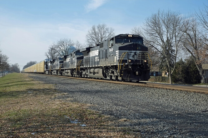 Za kouzelné kdyby se neschová fakt, že jen tři z jedenácti vykolejených odpojených cisteren byly řádně označeny výstražnou cedulí o hořlavém obsahu. A že zprvu nikde nebyl pohotově k dohledání seznam toho, co konkrétní odpojené (a třeba i hořící) vozy vlastně převážely. Ilustrační foto