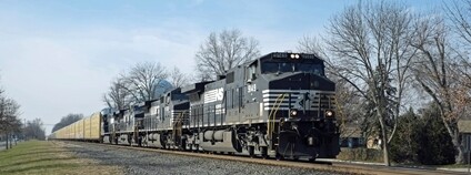 Nákladní vlak Foto: Depositphotos