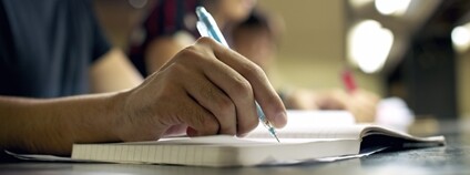 Student dělající si poznámky Foto: Depositphotos