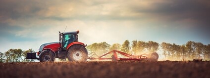 Traktor na poli Foto: Depositphotos