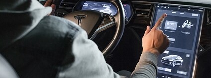 Interiér elektromobilu Tesla Foto: Depositphotos