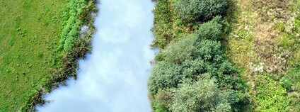 Potok v zemědělské krajině Foto: Depositphotos