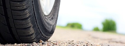 Kolo auta na štěrku Foto: Depositphotos