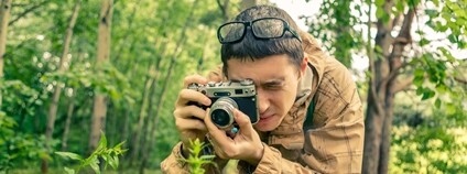 Muž fotografující přírodu Foto: Depositphotos