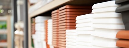 Plastové květináče v regálu Foto: Depositphotos