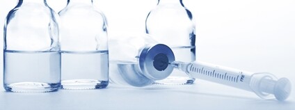 Lahvičky a stříkačka Foto: Depositphotos