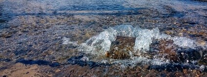 Prasklé vodovodní potrubí Foto: Depositphotos