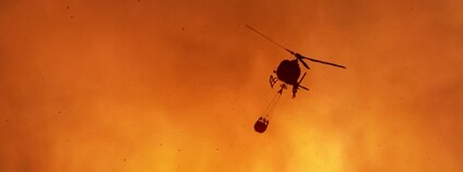 Vrtulník hasí požár Foto:  Depositphotos