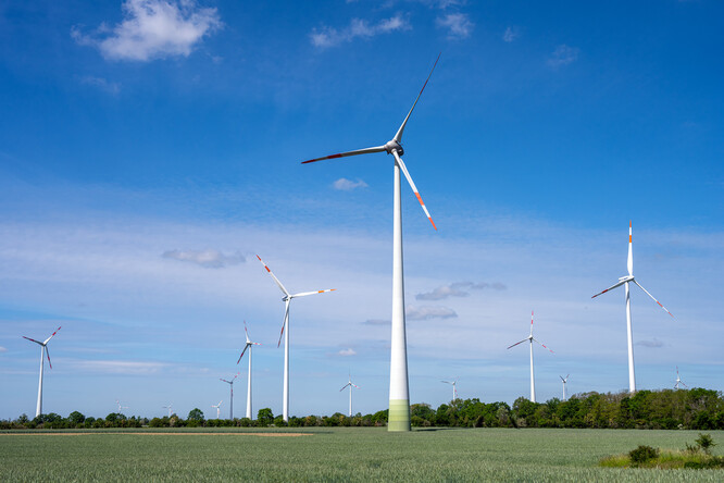 Nejvíce elektřiny v prvním čtvrtletí vyrobily v Německu větrné elektrárny, jejichž podíl na celkové produkci vzrostl na 38,5 procenta z 31,8 procenta před rokem.