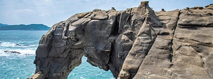 Slavný tchajwanský skalní oblouk Sloní chobot před zřícením do moře Foto: Depositphotos