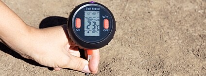 Měření teploty půdy Foto: Depositphotos