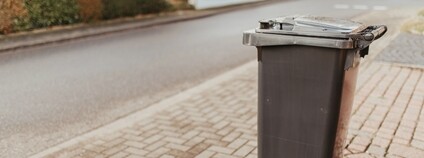 Popelnice na chodníku Foto: Depositphotos