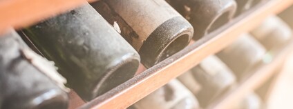 Staré vinné lahve Foto: Depositphotos