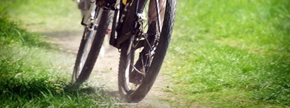 Cyklisti na horských kolech Foto: Depositphotos