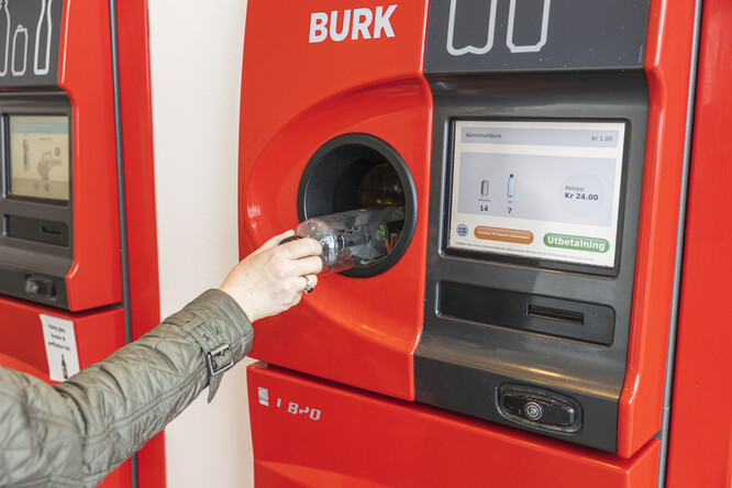 Automat na vrácení petek a plechovek ve Švédsku.