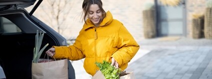Žena s taškami se zeleninou Foto: Depositphotos