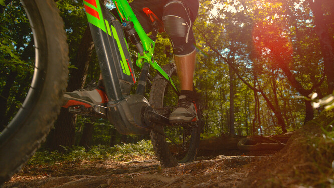 Při helibiku se turisté nechají dopravit na vrchol hory za pomoci vrtulníku a pak ji sjedou ve vysoké rychlosti na kole.