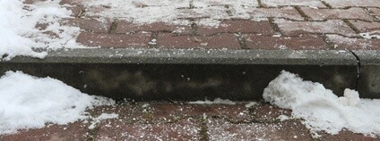 Posypová sůl na schodech Foto: Depositphotos