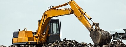 Bagr pracující na skládce Foto: Depositphotos