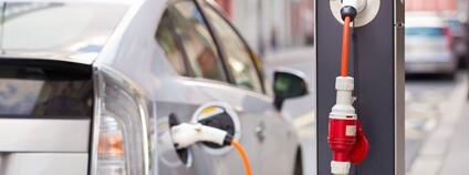 Dobíjecí stanice pro elektromobily ve městě Foto: Depositphotos