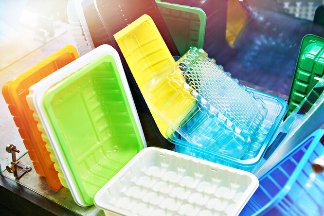 V rozvětvené plastové rodině zastává poplypropylen roli univerzálního tvrďáka, který je až extrémně odolný vůči většině chemických rozpouštědel, ať už zásadám, nebo kyselinám. A právě jeho odolnost a obtížná rozložitelnost recyklaci zrovna neusnadňuje.