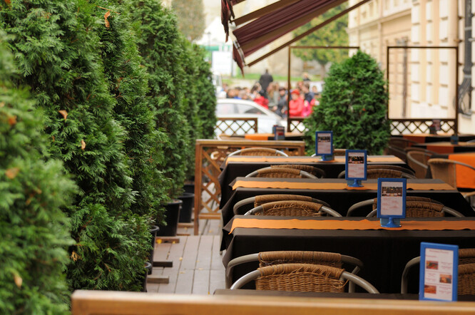 Francouzské ministerstvo životního prostředí odhaduje, že venkovní vyhřívání ročně vyprodukuje asi půl milionu tun oxidu uhličitého, co je množství srovnatelné s provozem 300 000 nových automobilů.